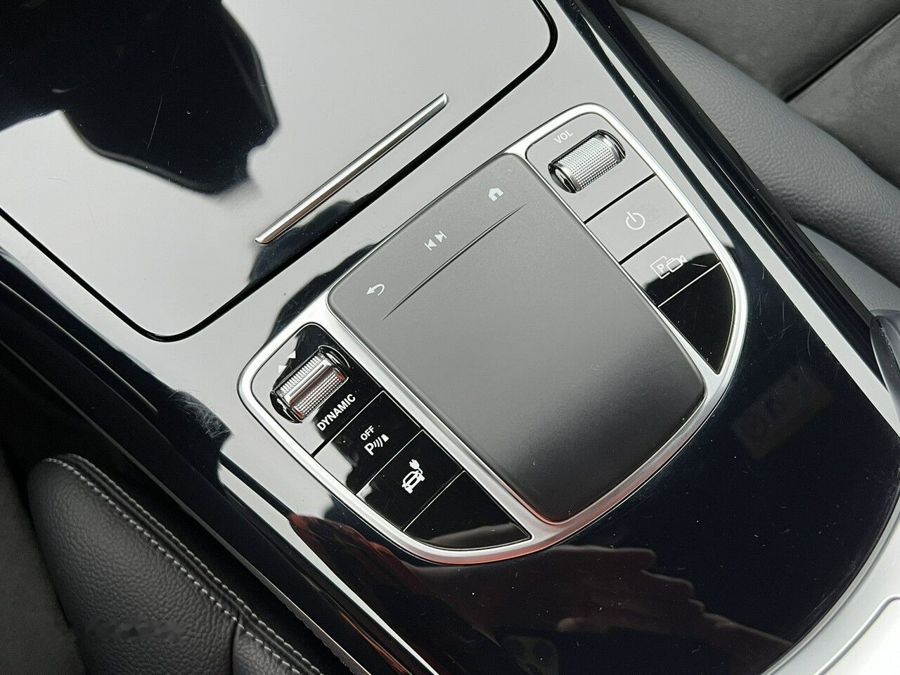 Легковой автомобиль Mercedes-Benz EQC: фото 37