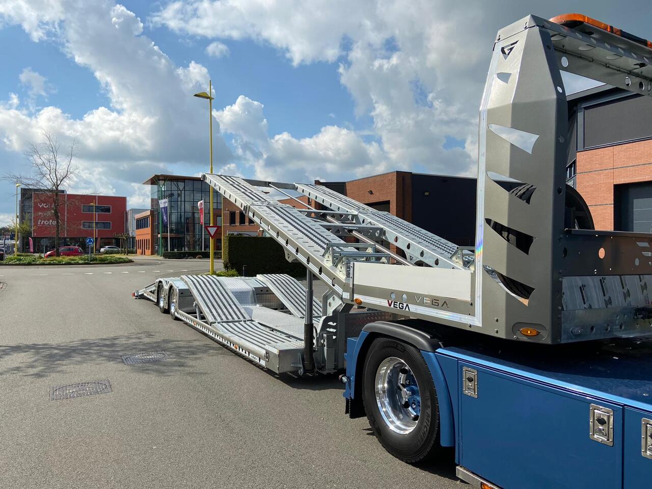 Полуприцеп-автовоз Vegafix (2 Axle Truck Carrier): фото 4