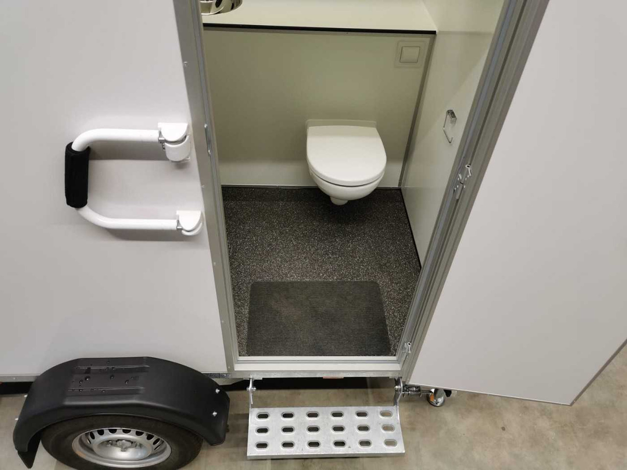 Новый Прицеп ROSEMEIER ER Badanhänger mit WC LUX Toilettenanhänger: фото 4