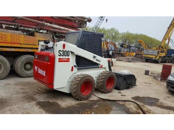Мини-погрузчик с бортовым поворотом BOBCAT S300: фото 1