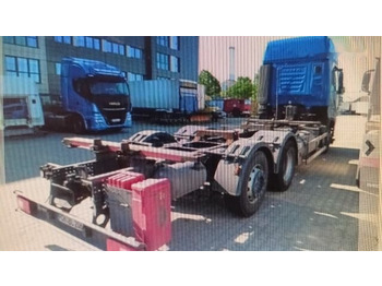 Грузовик-контейнеровоз/ Сменный кузов IVECO 26460: фото 5