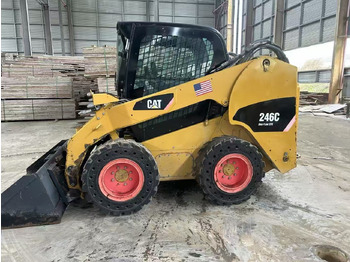 Мини-погрузчик с бортовым поворотом CATERPILLAR