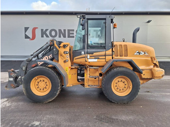 Колёсный погрузчик CASE