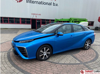 Седан TOYOTA