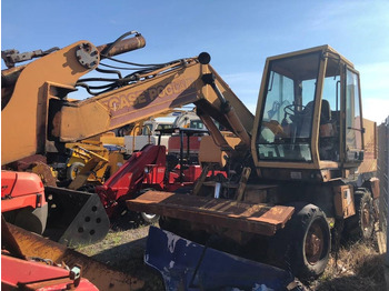 Колёсный экскаватор CASE