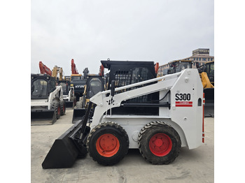 Мини-погрузчик с бортовым поворотом BOBCAT S300