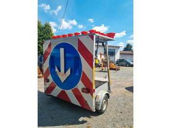 Прицеп Trebbiner Absperrtafel VZ 616 Horizont Sperrwand Verkehrsleittafel Verkehrsleitanhänger Verkehrssicherungsanhänger Warntafel Verkehrssicherung Baustelle: фото 5