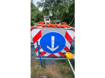 Прицеп Trebbiner Absperrtafel VZ616 LED Funkwarnmeldeanlage Absperrtafel Sperrwand Verkehrsleittafel Verkehrsleitanhänger Verkehrssicherungsanhänger Leitanhänger Leittafel Verkehrssicherung Nissen Horizont: фото 4
