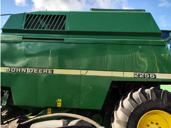 Зерноуборочный комбайн John Deere 2256: фото 2