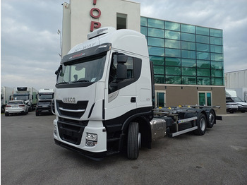 Грузовик-контейнеровоз/ Сменный кузов IVECO