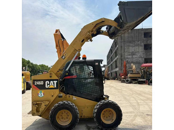 Мини-погрузчик с бортовым поворотом CATERPILLAR 226B
