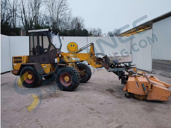 Компактный фронтальный погрузчик