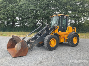 Колёсный погрузчик JCB
