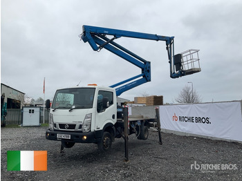 Грузовик с подъемником NISSAN