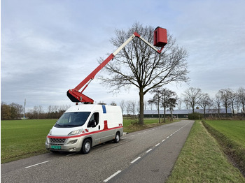 Грузовик с подъемником