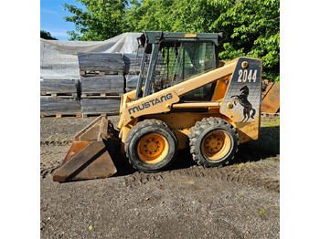 Мини-погрузчик с бортовым поворотом Bobcat Mustang 2044: фото 2