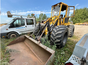 Колёсный погрузчик CATERPILLAR 910