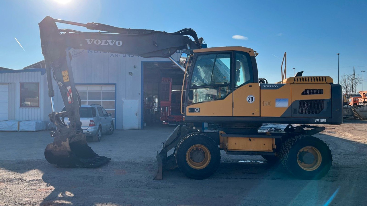 Volvo EW180D 20500 Kg Verstellausleger OilQuick - Колёсный экскаватор: фото 1 Volvo EW180D 20500 Kg Verstellausleger OilQuick - Колёсный экскаватор: фото 1