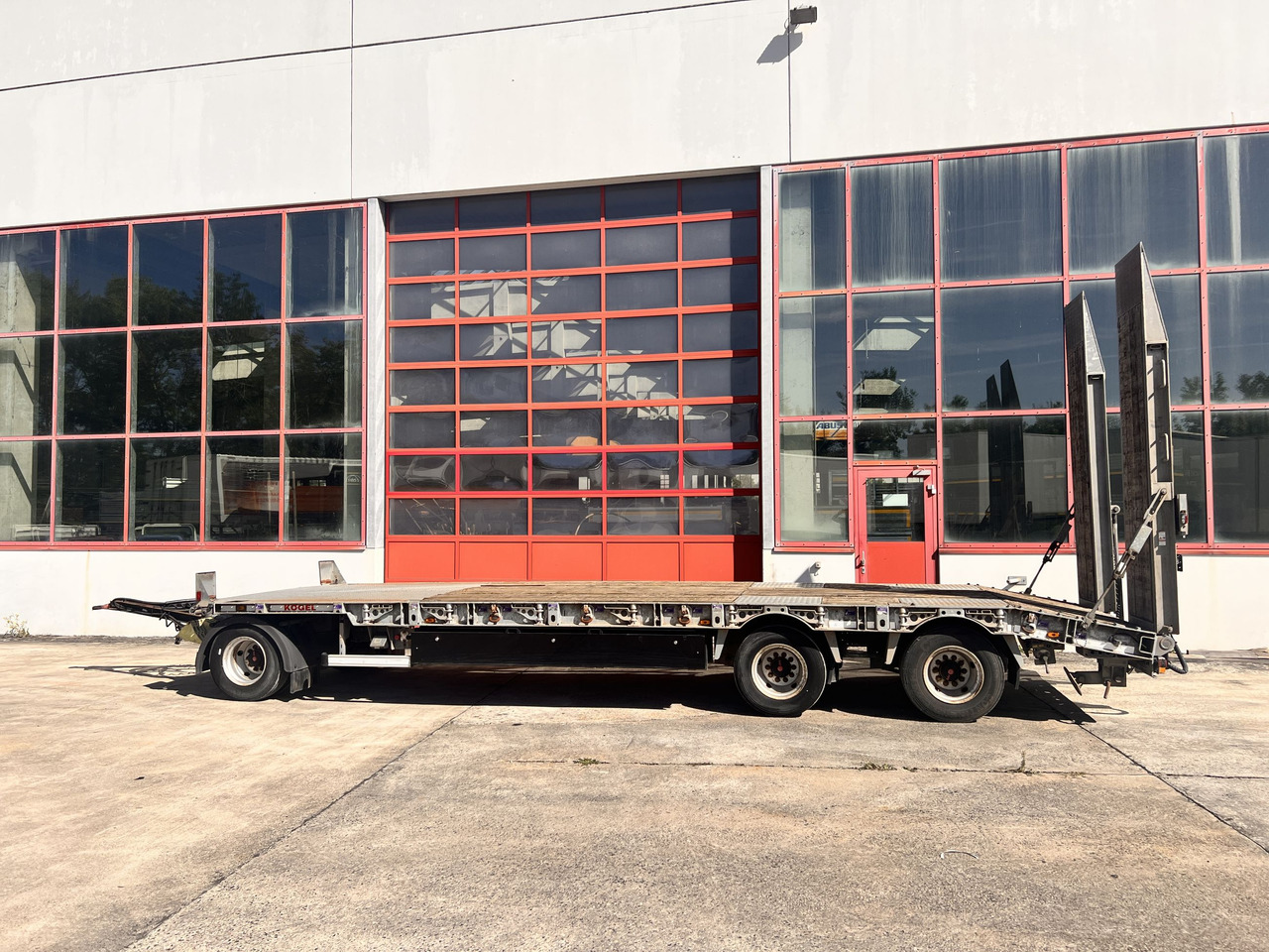 Kögel AT 30  3 Achs Tieflader 8,5 m - Низкорамный прицеп: фото 1 Kögel AT 30  3 Achs Tieflader 8,5 m - Низкорамный прицеп: фото 1