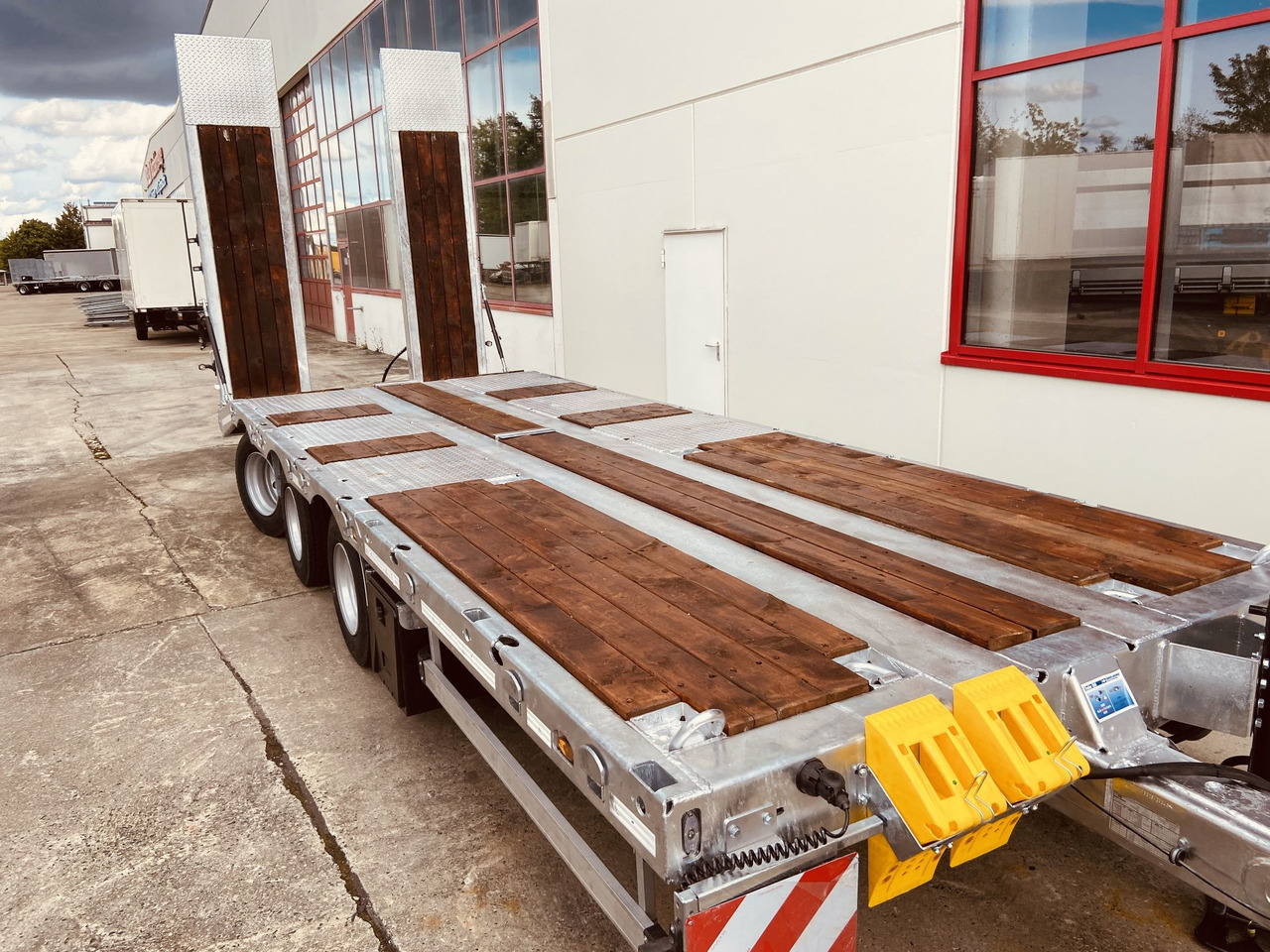 Möslein TT 31 31 t GG Tridem- Tieflader 3 Achs, gelenktNeufahrzeug - Низкорамный прицеп: фото 3 Möslein TT 31 31 t GG Tridem- Tieflader 3 Achs, gelenktNeufahrzeug - Низкорамный прицеп: фото 3