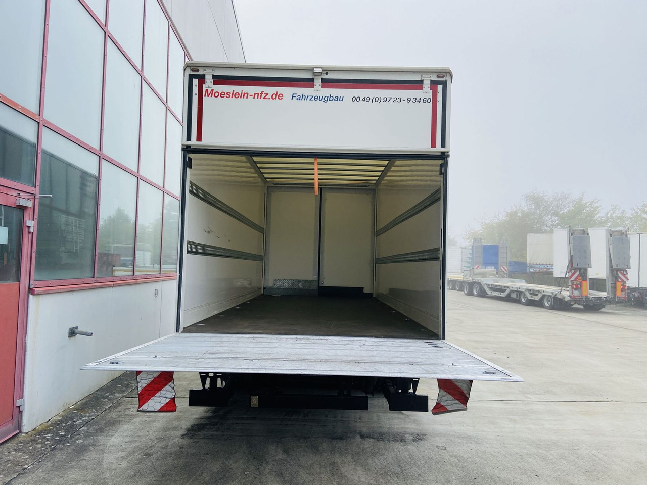Möslein Tandem Koffer, Ladebordwand 1,5 t + Durchladbar - Прицеп-фургон: фото 4 Möslein Tandem Koffer, Ladebordwand 1,5 t + Durchladbar - Прицеп-фургон: фото 4