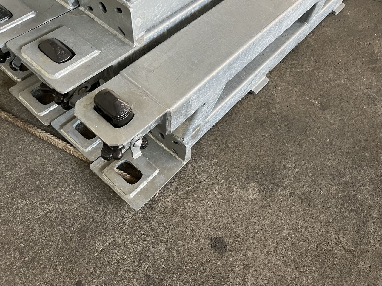 Müller Mitteltal Ausgleichsbock für Satteltieflader incl. Conatinerverschlüssen - Низкорамный полуприцеп: фото 5 Müller Mitteltal Ausgleichsbock für Satteltieflader incl. Conatinerverschlüssen - Низкорамный полуприцеп: фото 5