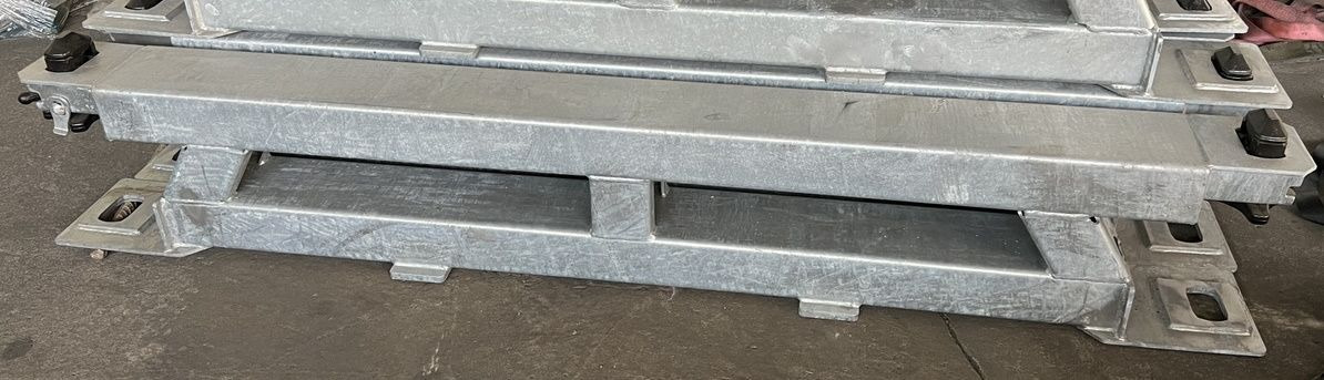 Müller Mitteltal Ausgleichsbock für Satteltieflader incl. Conatinerverschlüssen - Низкорамный полуприцеп: фото 1 Müller Mitteltal Ausgleichsbock für Satteltieflader incl. Conatinerverschlüssen - Низкорамный полуприцеп: фото 1