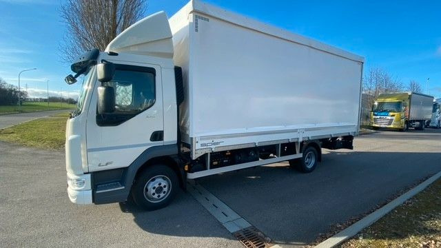 DAF LF 210 8t Pritsche-Plane LBW Tageszulassung DAF FA LF 210 08t Spier Pritsche-Plane - Тентованный грузовик: фото 1 DAF LF 210 8t Pritsche-Plane LBW Tageszulassung DAF FA LF 210 08t Spier Pritsche-Plane - Тентованный грузовик: фото 1