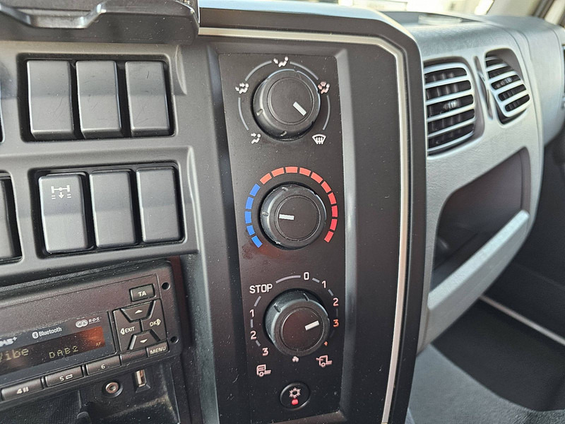 Грузовик с закрытым кузовом Renault D 240 AIRCO LIFT SIDE DOOR: фото 10