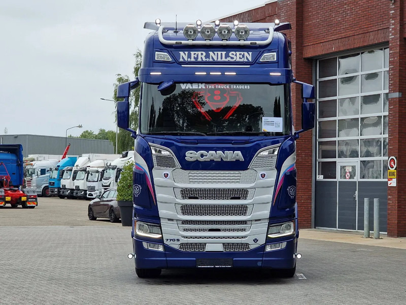 Scania 770S V8 NGS Highline 6x2 - Show truck - Special paint - Custom interior - Retarder - Full air - Night clima - Тягач: фото 2 Scania 770S V8 NGS Highline 6x2 - Show truck - Special paint - Custom interior - Retarder - Full air - Night clima - Тягач: фото 2