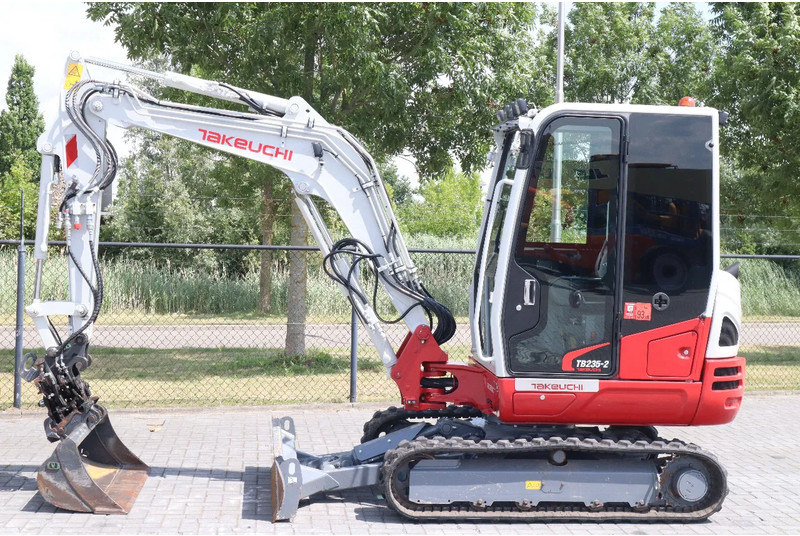 Takeuchi TB235-2 | TREE CUTTER | GRAB | TILT + 5 ATTACHMENTS - Мини-экскаватор: фото 3 Takeuchi TB235-2 | TREE CUTTER | GRAB | TILT + 5 ATTACHMENTS - Мини-экскаватор: фото 3