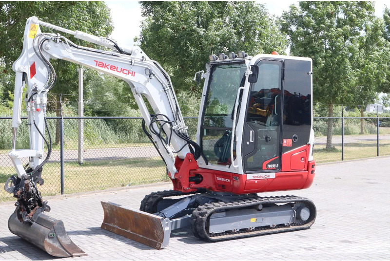 Takeuchi TB235-2 | TREE CUTTER | GRAB | TILT + 5 ATTACHMENTS - Мини-экскаватор: фото 2 Takeuchi TB235-2 | TREE CUTTER | GRAB | TILT + 5 ATTACHMENTS - Мини-экскаватор: фото 2