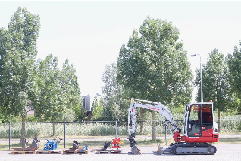 Takeuchi TB235-2 | TREE CUTTER | GRAB | TILT + 5 ATTACHMENTS - Мини-экскаватор: фото 1 Takeuchi TB235-2 | TREE CUTTER | GRAB | TILT + 5 ATTACHMENTS - Мини-экскаватор: фото 1