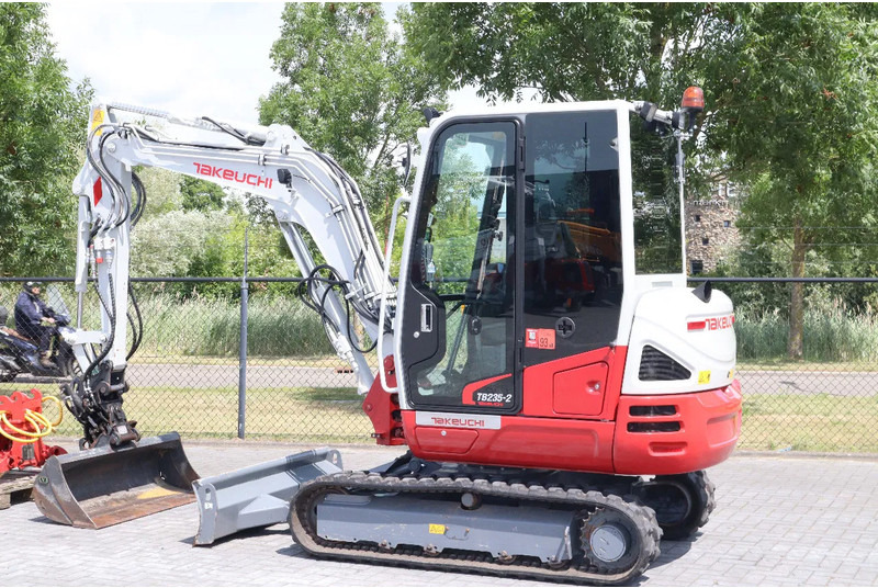 Takeuchi TB235-2 | TREE CUTTER | GRAB | TILT + 5 ATTACHMENTS - Мини-экскаватор: фото 4 Takeuchi TB235-2 | TREE CUTTER | GRAB | TILT + 5 ATTACHMENTS - Мини-экскаватор: фото 4