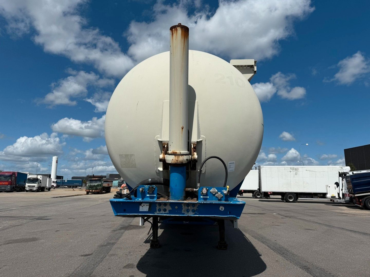 Feldbinder 3 axle 63 m3 Silo trailer Feldbinder 3 axle 63 m3 Silo trailer - Полуприцеп цистерна для сыпучих грузов: фото 5 Feldbinder 3 axle 63 m3 Silo trailer Feldbinder 3 axle 63 m3 Silo trailer - Полуприцеп цистерна для сыпучих грузов: фото 5