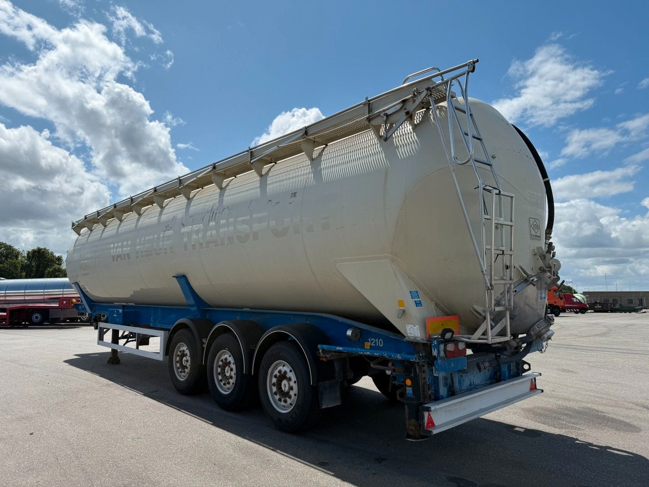 Feldbinder 3 axle 63 m3 Silo trailer Feldbinder 3 axle 63 m3 Silo trailer - Полуприцеп цистерна для сыпучих грузов: фото 4 Feldbinder 3 axle 63 m3 Silo trailer Feldbinder 3 axle 63 m3 Silo trailer - Полуприцеп цистерна для сыпучих грузов: фото 4