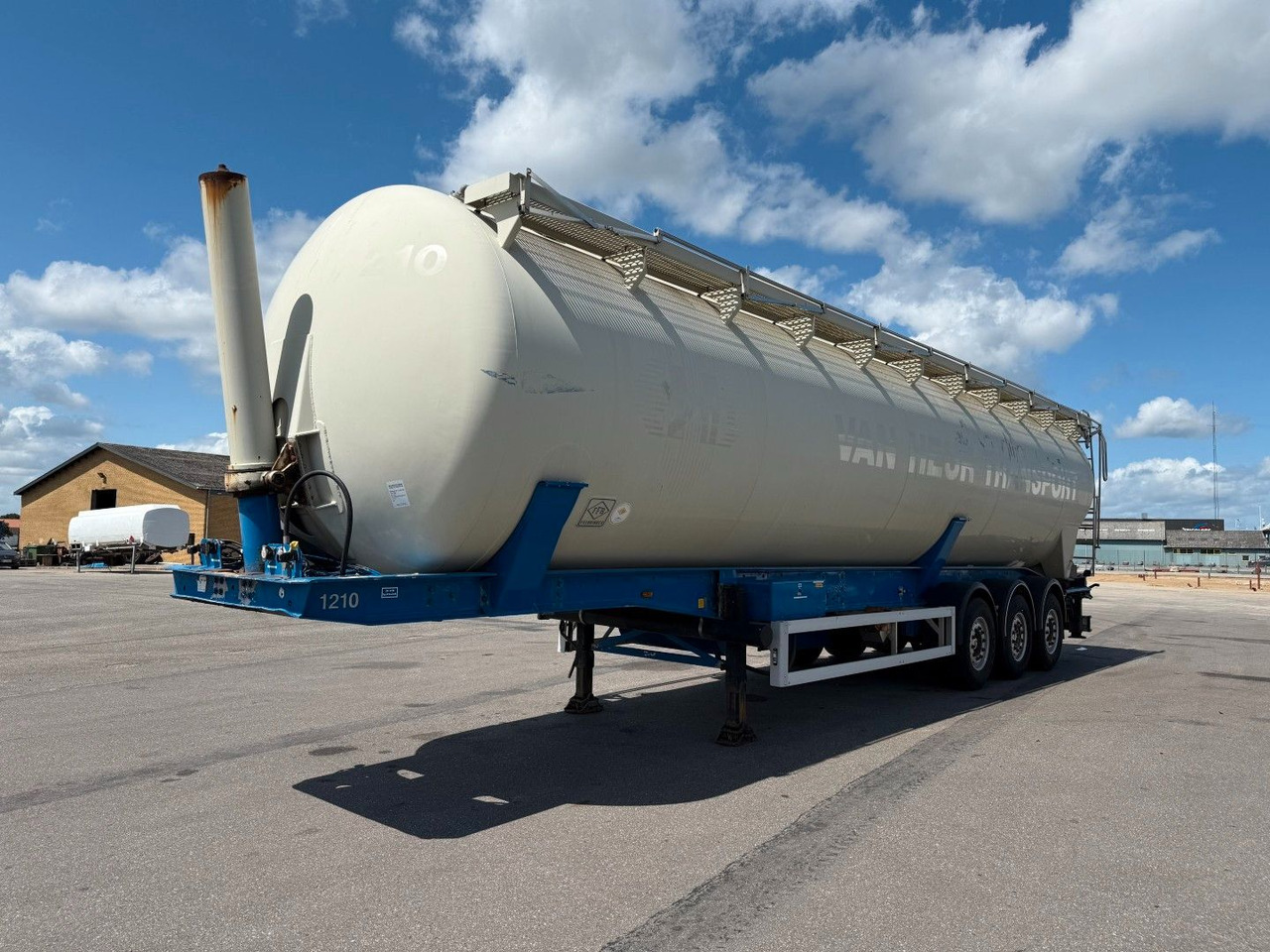 Feldbinder 3 axle 63 m3 Silo trailer Feldbinder 3 axle 63 m3 Silo trailer - Полуприцеп цистерна для сыпучих грузов: фото 1 Feldbinder 3 axle 63 m3 Silo trailer Feldbinder 3 axle 63 m3 Silo trailer - Полуприцеп цистерна для сыпучих грузов: фото 1