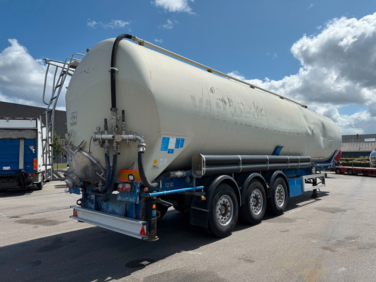 Feldbinder 3 axle 63 m3 Silo trailer Feldbinder 3 axle 63 m3 Silo trailer - Полуприцеп цистерна для сыпучих грузов: фото 3 Feldbinder 3 axle 63 m3 Silo trailer Feldbinder 3 axle 63 m3 Silo trailer - Полуприцеп цистерна для сыпучих грузов: фото 3