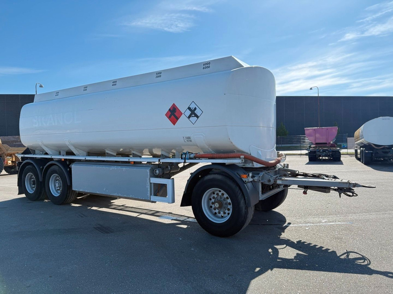 HMK Bilcon 27.000 l. ADR 5 compartment - Прицеп-цистерна: фото 2 HMK Bilcon 27.000 l. ADR 5 compartment - Прицеп-цистерна: фото 2
