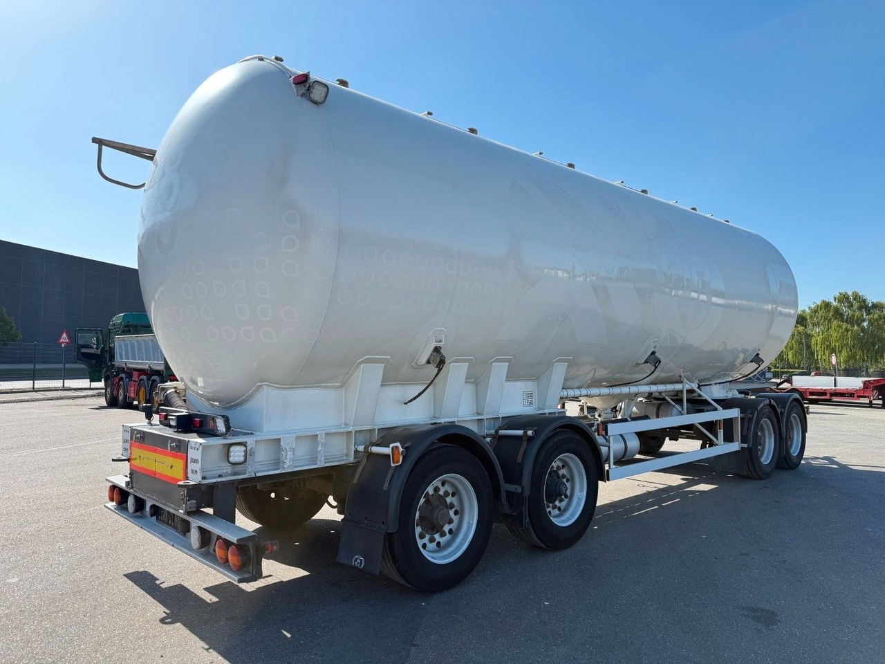 P4T30 4 axle 42 m3 Alu Silo tank - Прицеп-цистерна: фото 3 P4T30 4 axle 42 m3 Alu Silo tank - Прицеп-цистерна: фото 3
