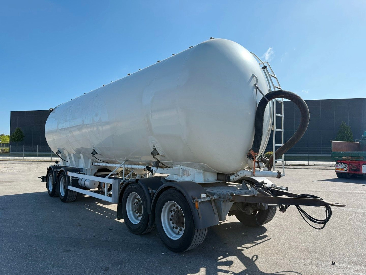 P4T30 4 axle 42 m3 Alu Silo tank - Прицеп-цистерна: фото 2 P4T30 4 axle 42 m3 Alu Silo tank - Прицеп-цистерна: фото 2
