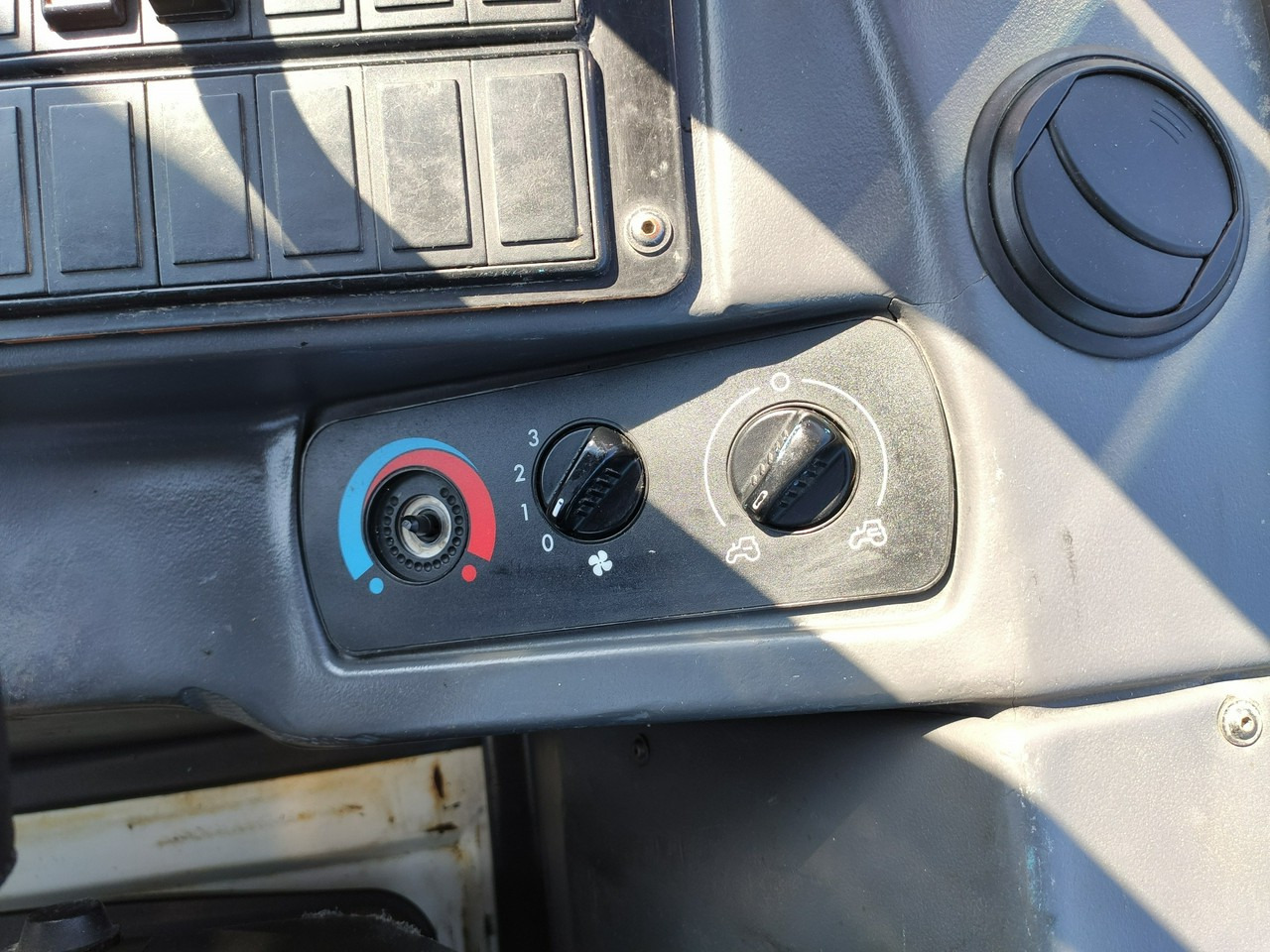 Компактный фронтальный погрузчик Liebherr L 506 STEREO Szybkozłącze / Łyżka Krokodyl + Widły Waga 6300kg: фото 29