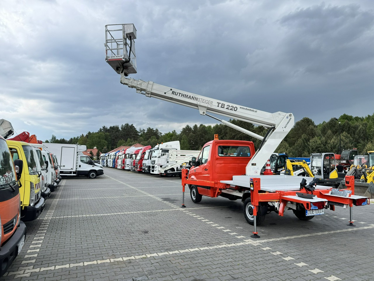 Грузовик с подъемником Mercedes Sprinter: фото 14 Грузовик с подъемником Mercedes Sprinter: фото 14