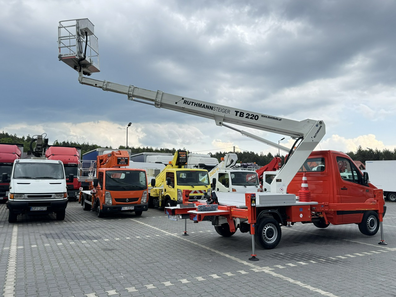 Грузовик с подъемником Mercedes Sprinter: фото 6 Грузовик с подъемником Mercedes Sprinter: фото 6