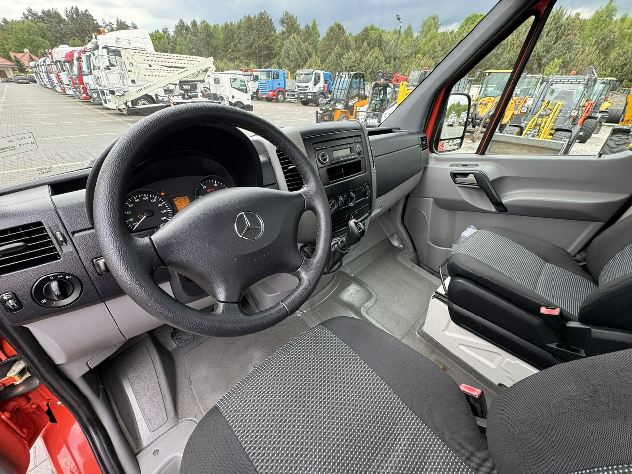 Грузовик с подъемником Mercedes Sprinter: фото 20 Грузовик с подъемником Mercedes Sprinter: фото 20