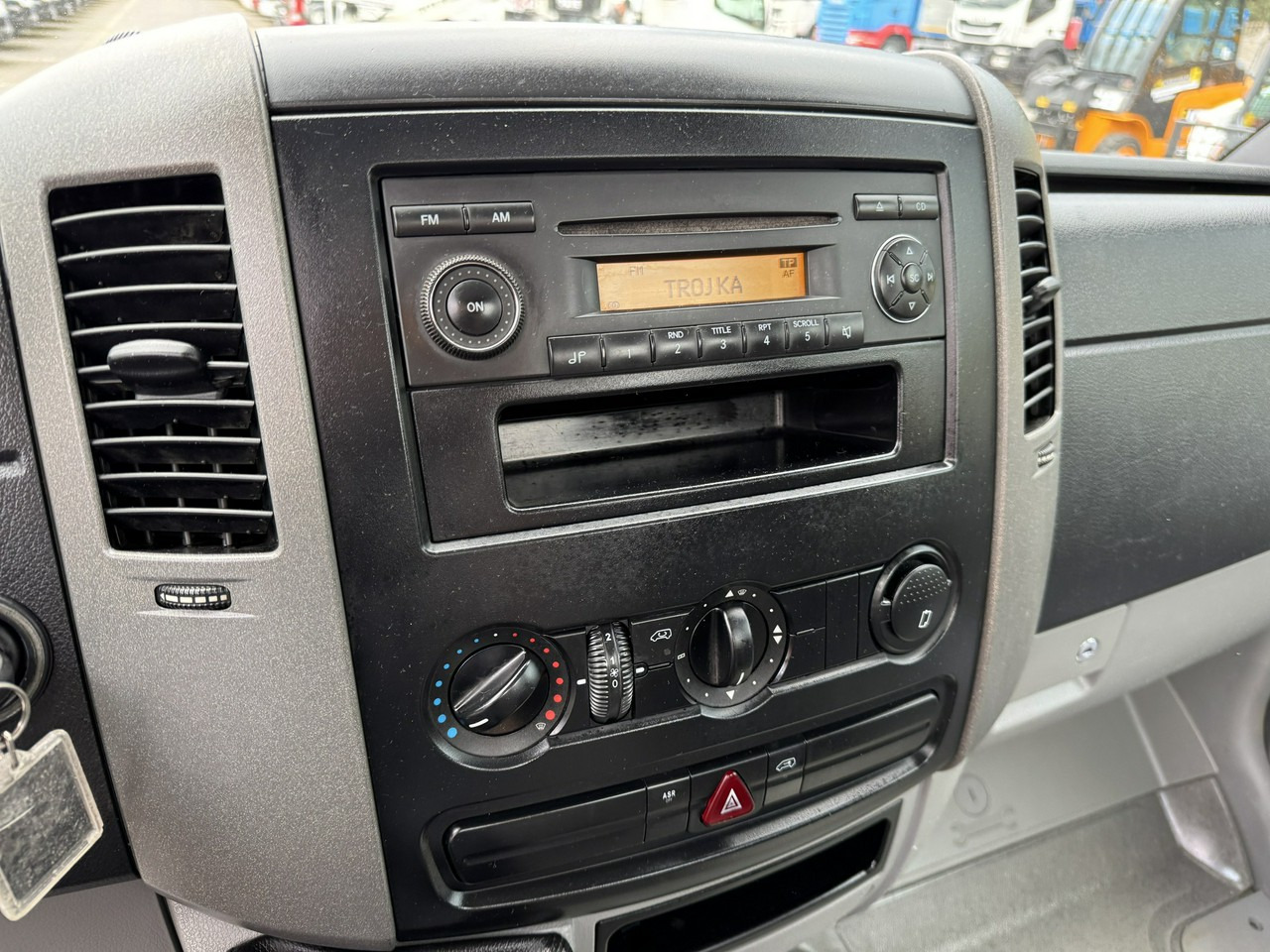 Грузовик с подъемником Mercedes Sprinter: фото 28 Грузовик с подъемником Mercedes Sprinter: фото 28