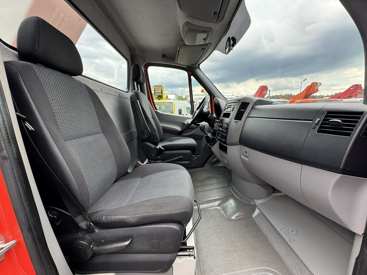 Грузовик с подъемником Mercedes Sprinter: фото 21 Грузовик с подъемником Mercedes Sprinter: фото 21