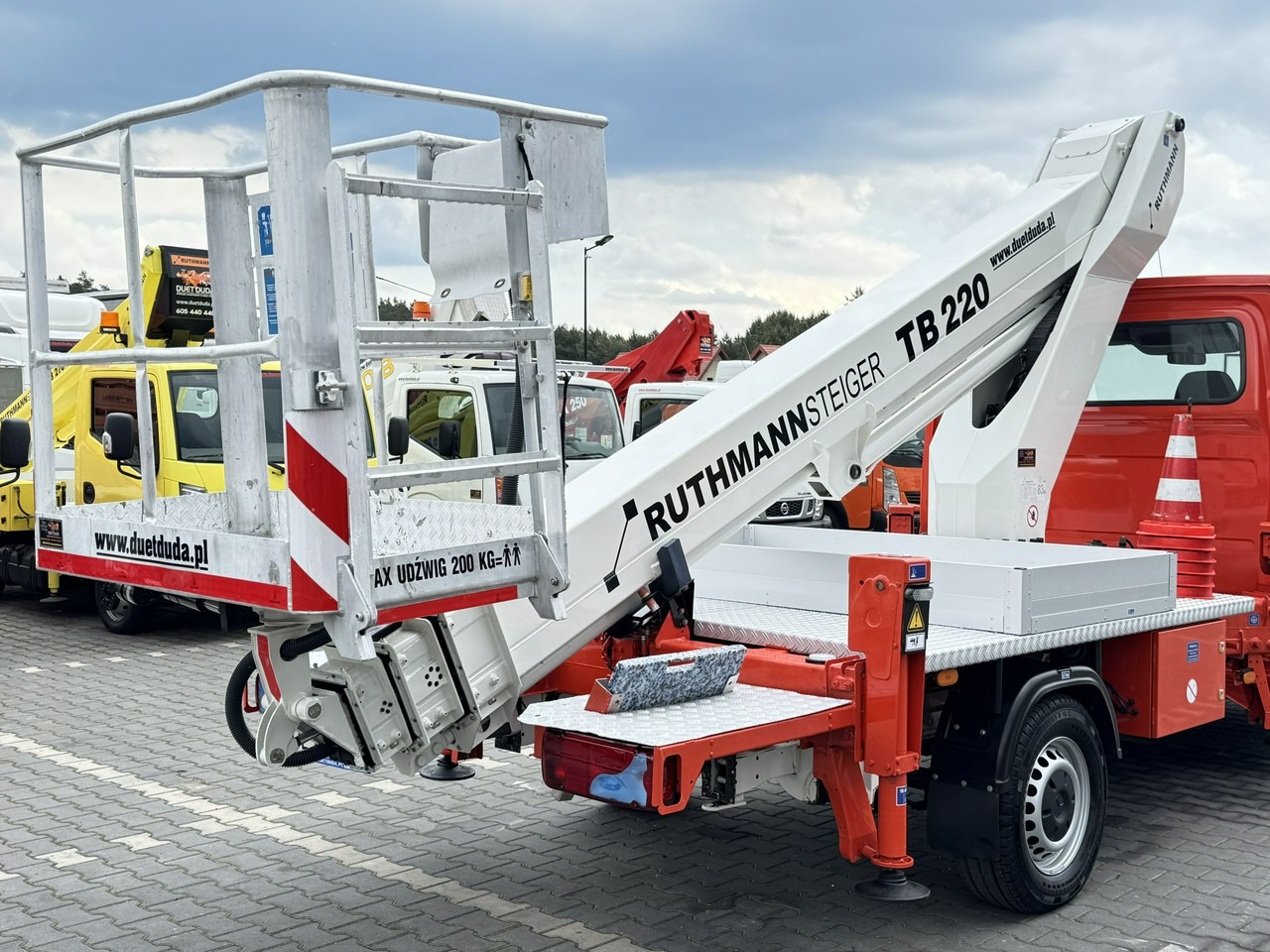 Грузовик с подъемником Mercedes Sprinter: фото 17 Грузовик с подъемником Mercedes Sprinter: фото 17