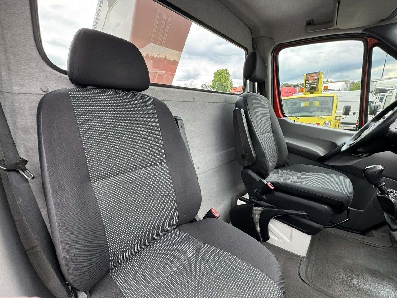 Грузовик с подъемником Mercedes Sprinter: фото 24 Грузовик с подъемником Mercedes Sprinter: фото 24