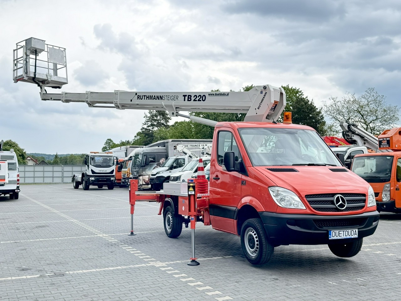 Грузовик с подъемником Mercedes Sprinter: фото 7 Грузовик с подъемником Mercedes Sprinter: фото 7